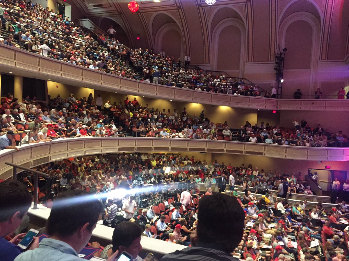 Hillary Clinton Struggles to Get Tiny Crowds of 300 at Her Rallies 6 CpCQlIFWIAANQvR