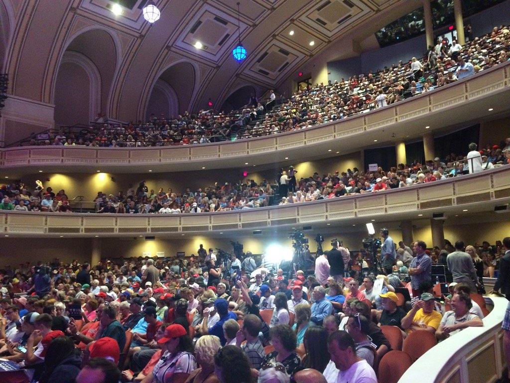 Hillary Clinton Struggles to Get Tiny Crowds of 300 at Her Rallies 7 CpCSpDLXEAAjlvA