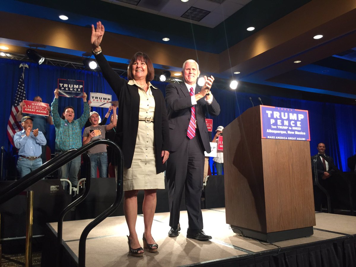 Clinton is now leading Trump by 27%, Total Proof Photos, Huge Crowds 8 CvQOF0pVIAAttl9
