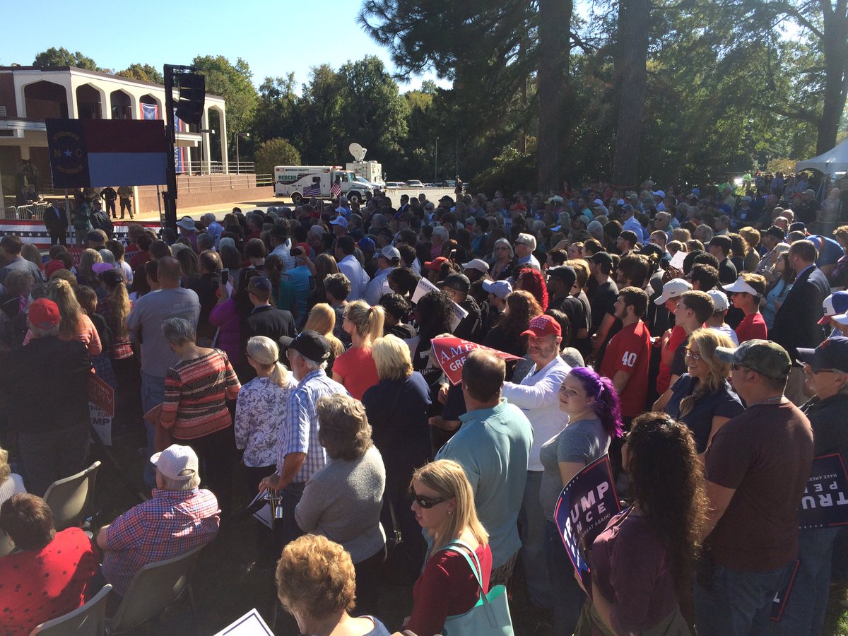 Clinton is now leading Trump by 27%, Total Proof Photos, Huge Crowds 7 Cvjo9yVWEAQzpSz