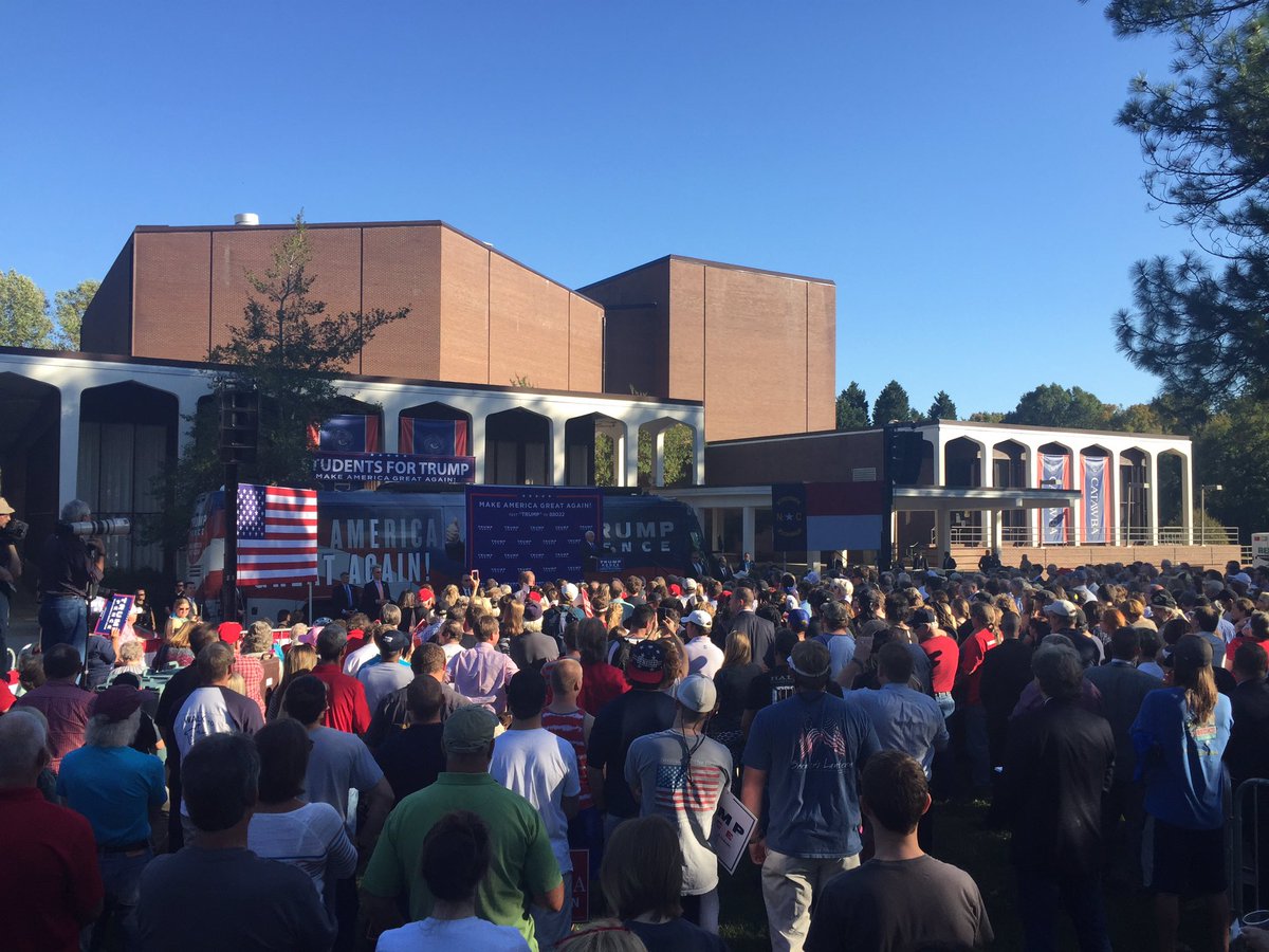 Clinton is now leading Trump by 27%, Total Proof Photos, Huge Crowds 6 CvjzFMbWIAA3dQ