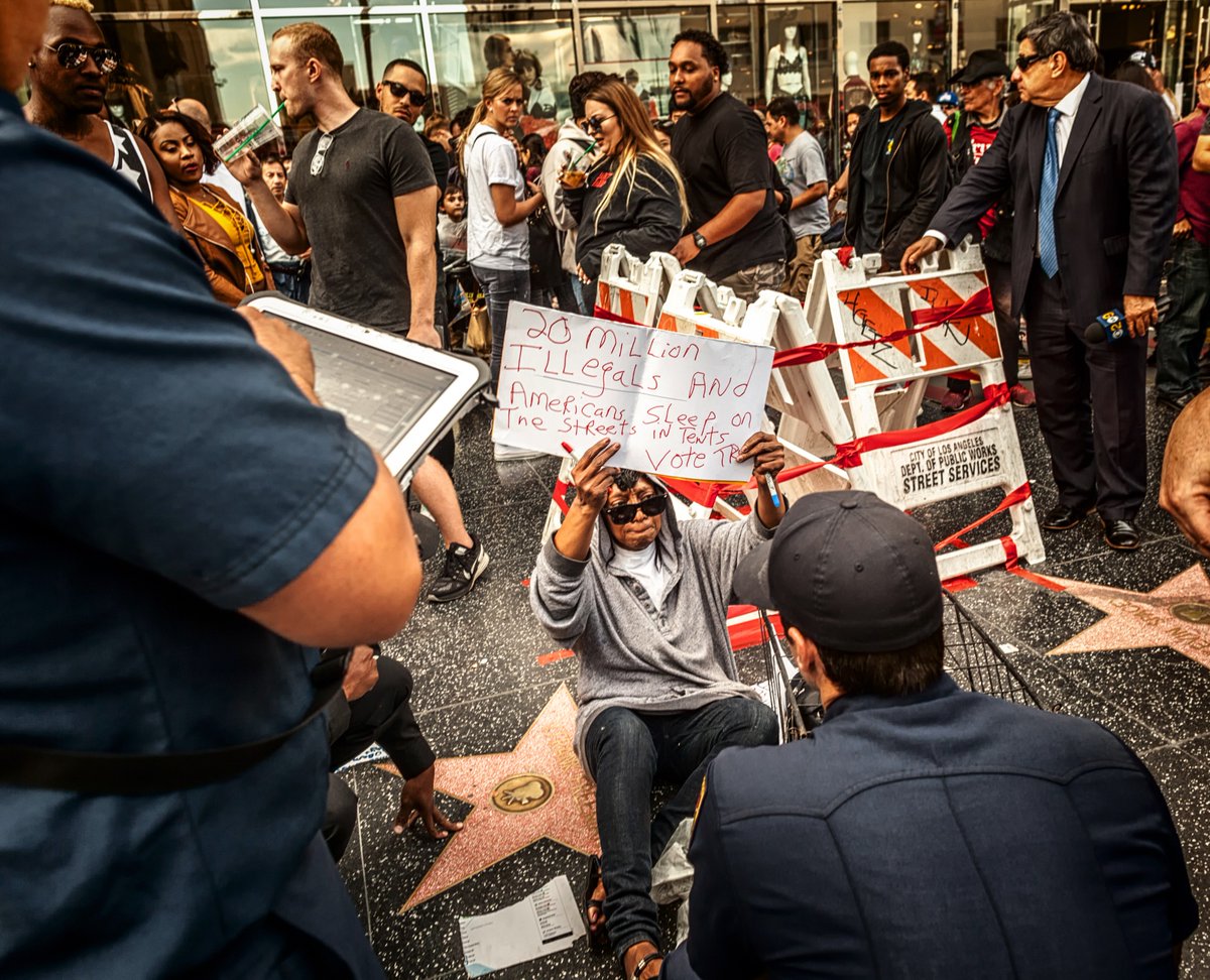 Peaceful Hillary Supporter Destroys Hollywood Trump Star 2 CvwtvjsUIAAjTku