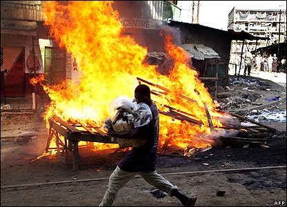 Stupid Behavior After Haiti Earthquake - Shocking Photo Gallery 39 44326223 afp416carry