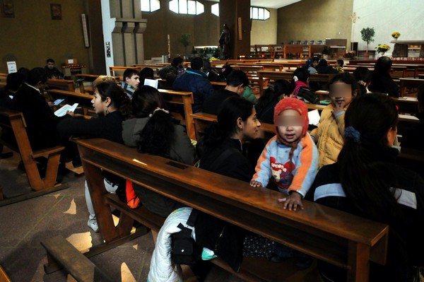 150 Gypsies illegaly occupied a church in Milan 6 1258805553610 003