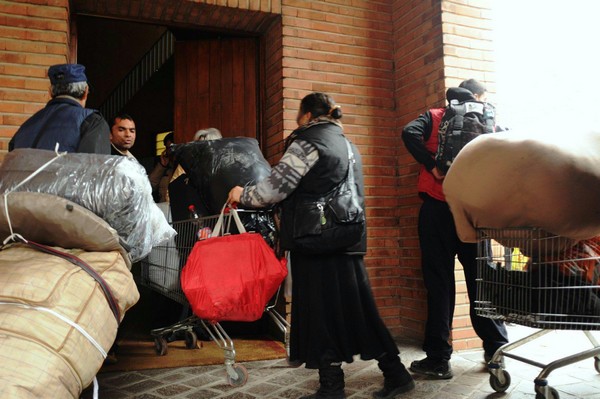 150 Gypsies illegaly occupied a church in Milan 7 1258805553804 004
