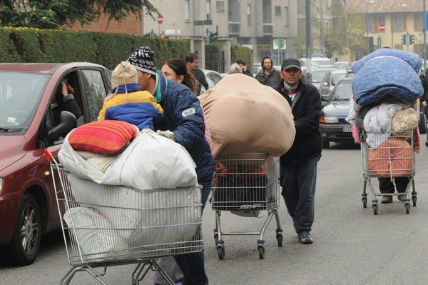150 Gypsies illegaly occupied a church in Milan 10 1258805557440 007