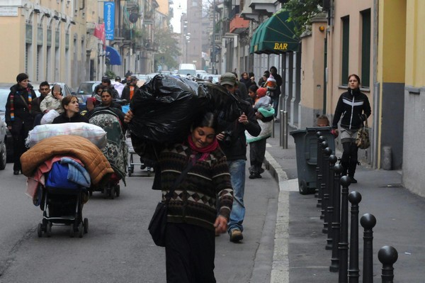 150 Gypsies illegaly occupied a church in Milan 11 1258805557692 008