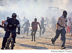 Stupid Behavior After Haiti Earthquake - Shocking Photo Gallery 41 P1 AL176 FOODPi 20080413204705