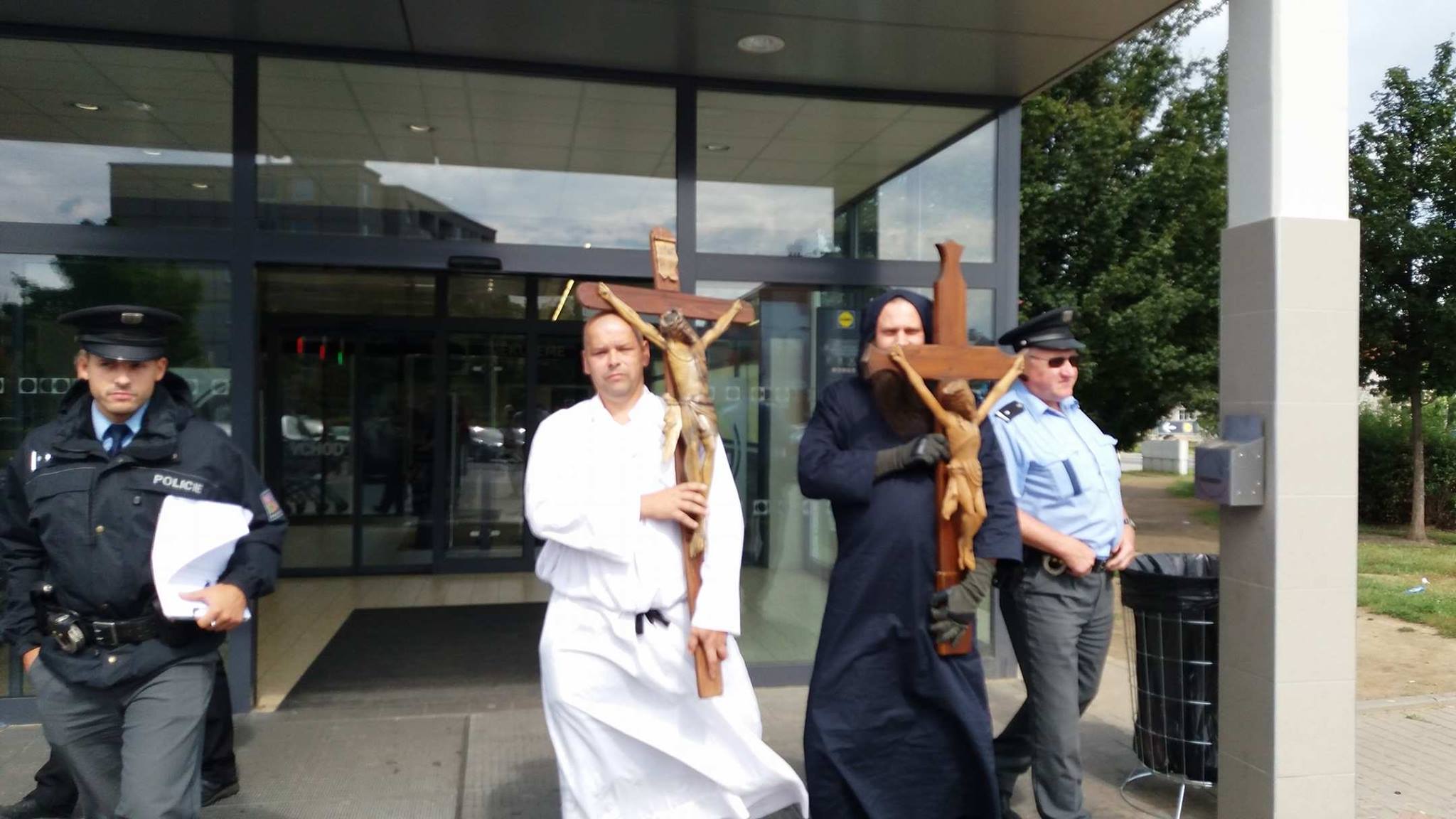 Czech Christians with giant Crucifixes protest against LIDL after Cross Censorship 6 wVfuX86