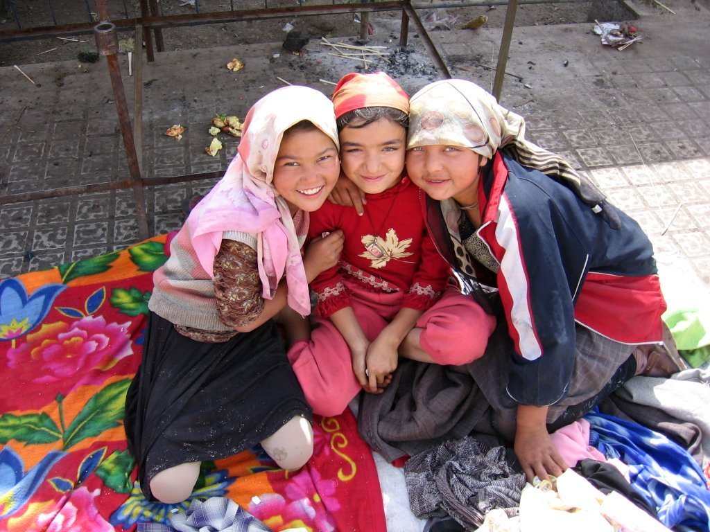 Uyghur women FORCED to marry Han Chinese men, then they get RAPED 5 Khotan mercado chicas d01